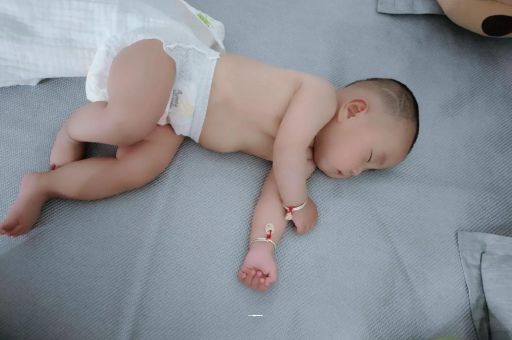 常宁几个月宝宝会抬头